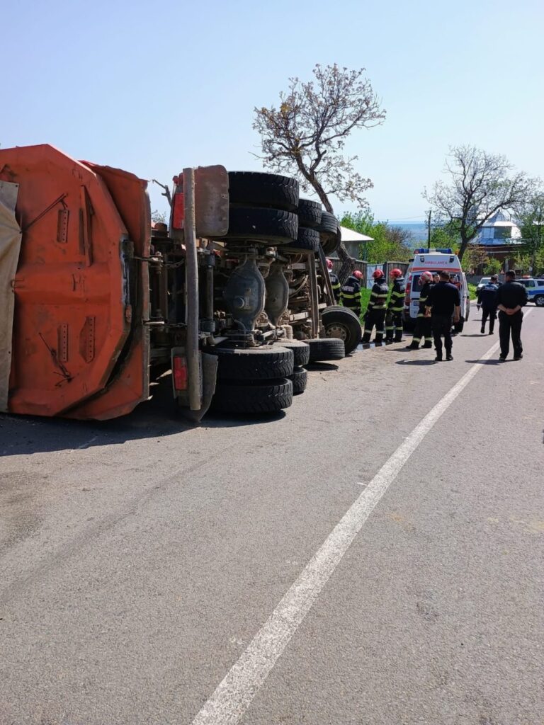 Doi răniți grav după ce un camion cu piatră s-a răsturnat