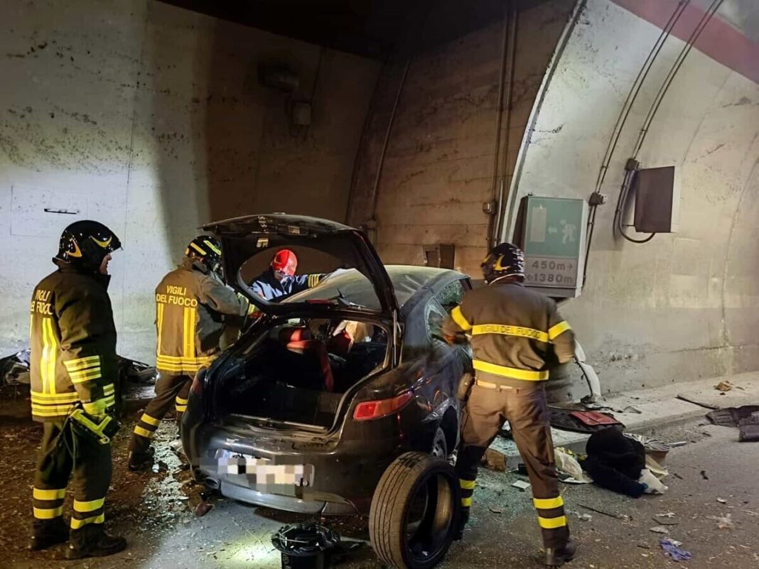 Doi români au murit în Italia după ce s-au izbit cu mașina de peretele unui tunel