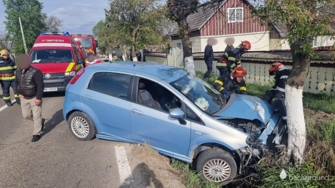 Şofer rănit după ce a derapat şi a intrat cu maşina într-un pom