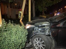 Femeie omorâtă de o maşină proiectată pe trotuar în urma ciocnirii cu alt autoturism