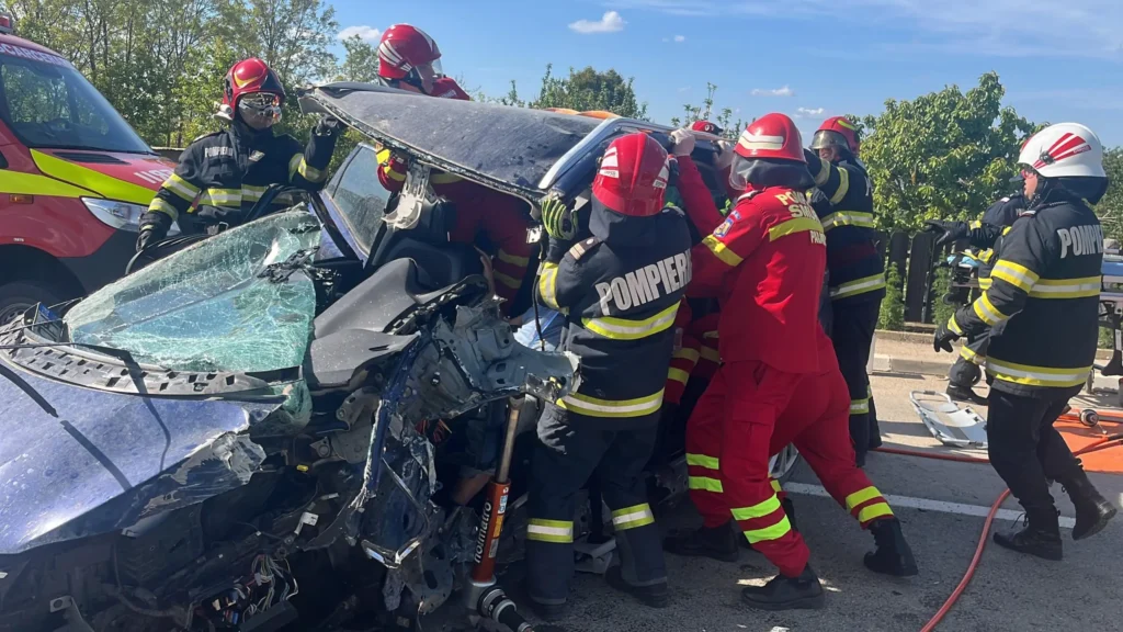 Un șofer a adormit la volan și a intrat cu mașina într-un copac