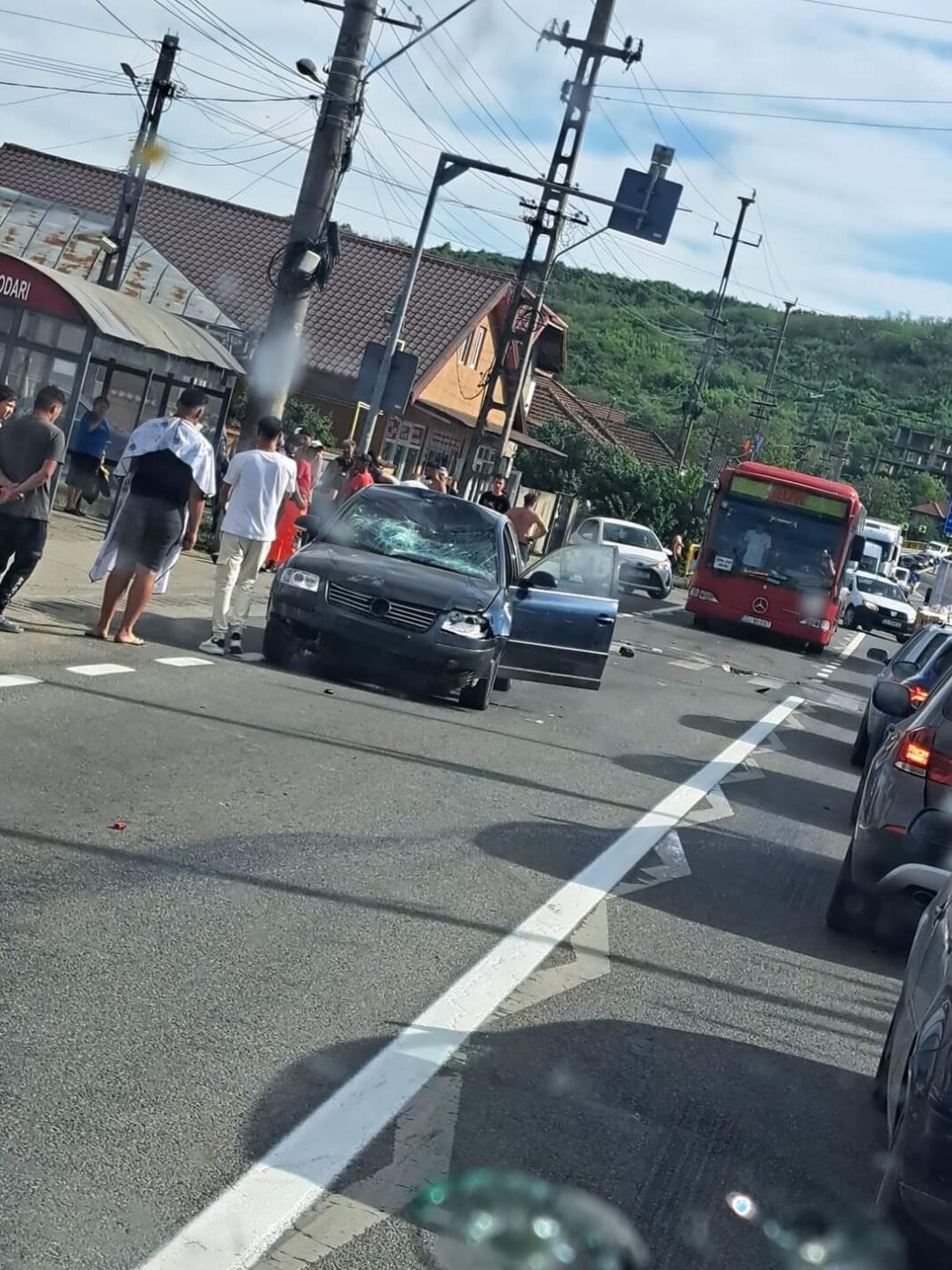 Bărbat pe moped, lovit de o maşină la Podari