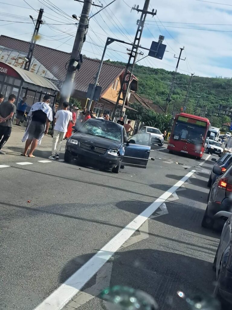 Bărbat pe moped, lovit de o maşină la Podari