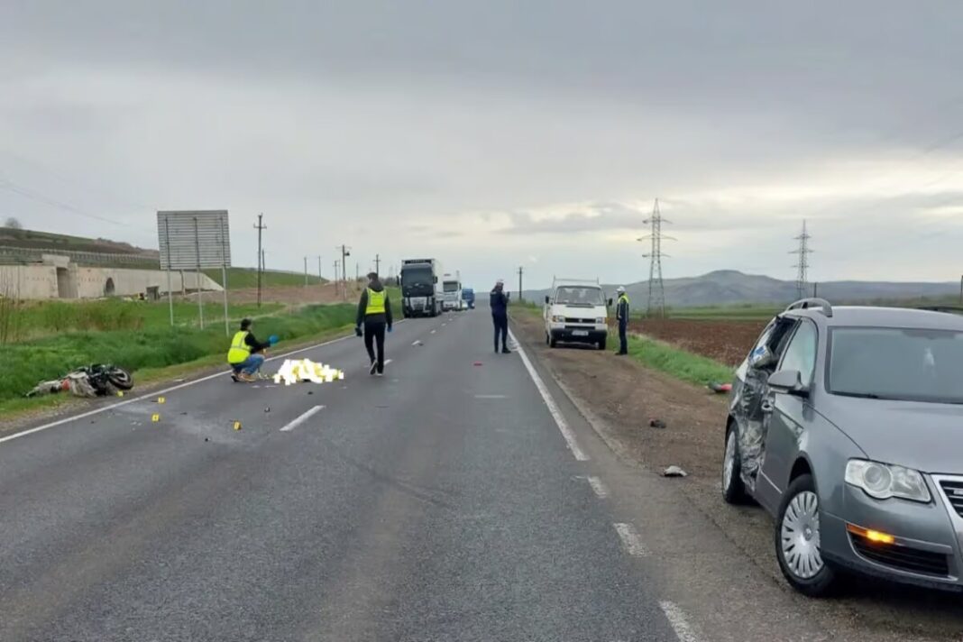 Un motociclist a murit pe loc după ce s-a izbit de un autoturism