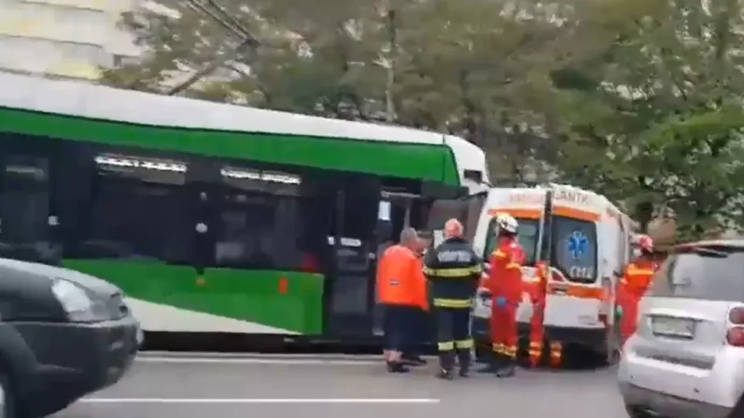 Ambulanță lovită de tramvai în București