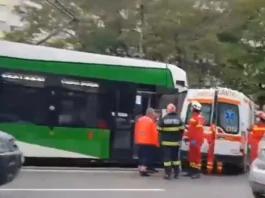 Ambulanță lovită de tramvai în București