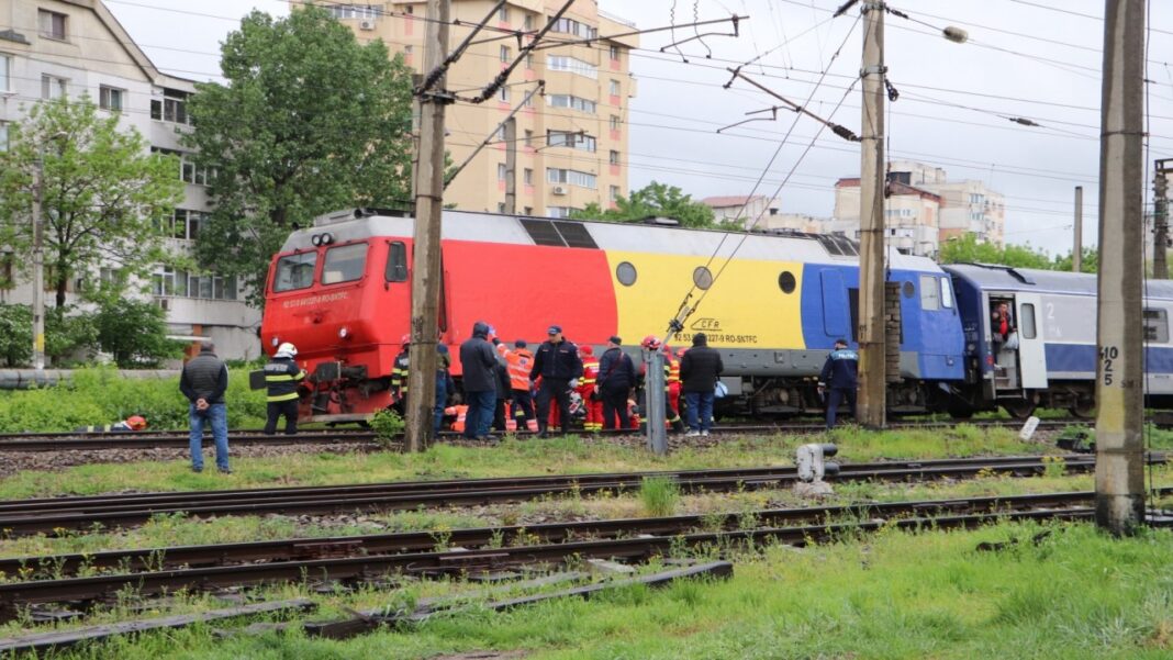 Bărbat lovit mortal de tren în timp ce traversa calea ferată