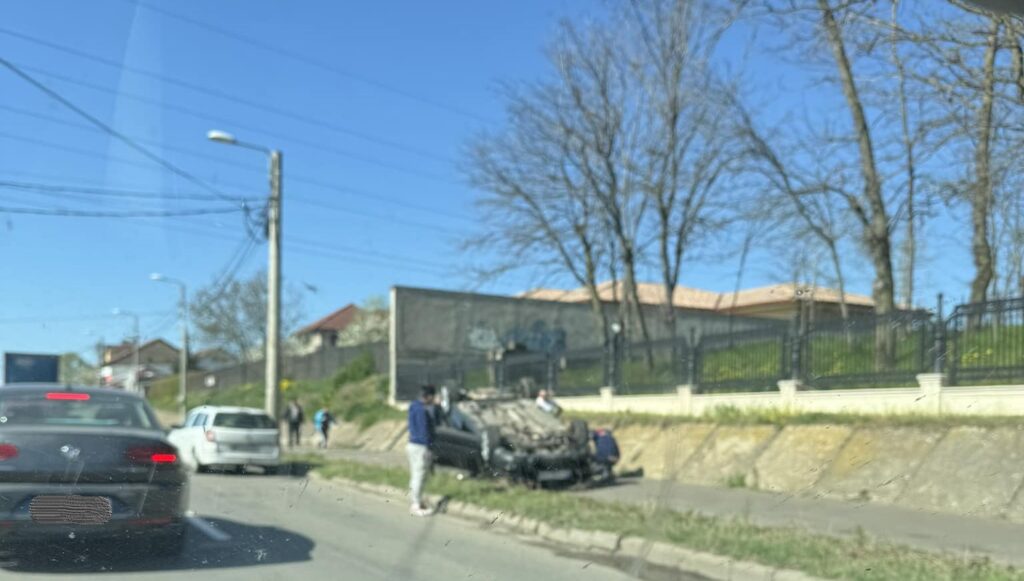 Autoturism răsturnat pe strada Potelu din Craiova