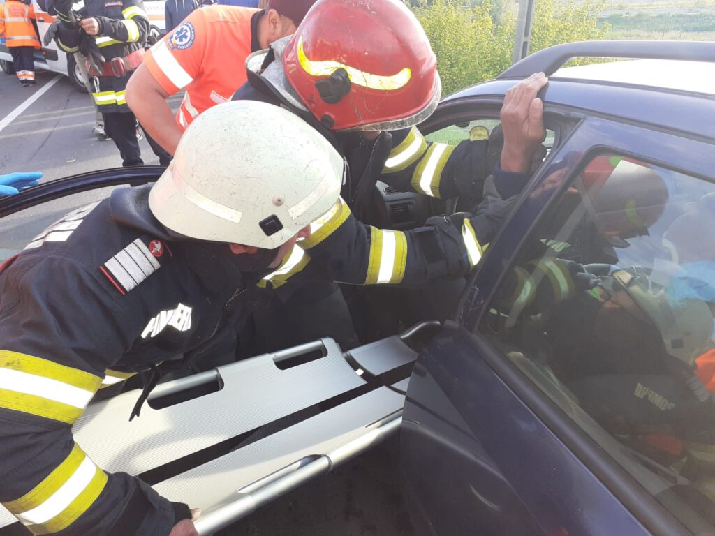 Doi răniți după impactul dintre trei autoturisme