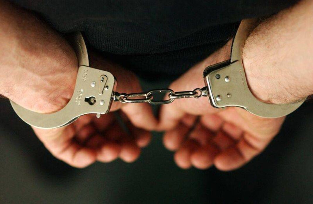 Bărbat arestat după ce a dat un cap în gură unui polițist și a amenințat cu moartea mai mulți agenți