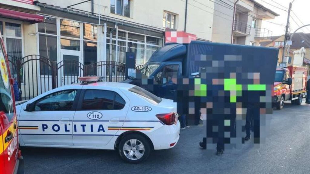 O autoutilitară a intrat în refugiul unei staţii de autobuz din Piteşti. Șoferul, găsit inconştient
