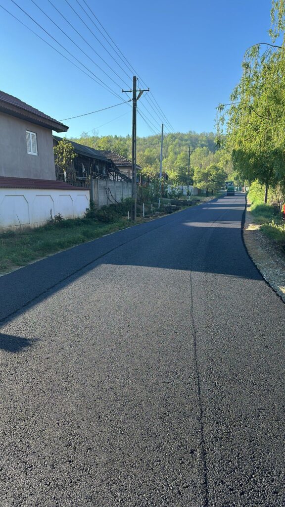 În Argetoaia se asfaltează peste 8 kilometri de străzi. Primăria vrea să aducă gazele în comună