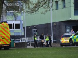 Poliția a confirmat că cele trei victime au fost tratate la spital pentru răni de înjunghiere în urma incidentului de la școala Amman Valley, din Carmarthenshire