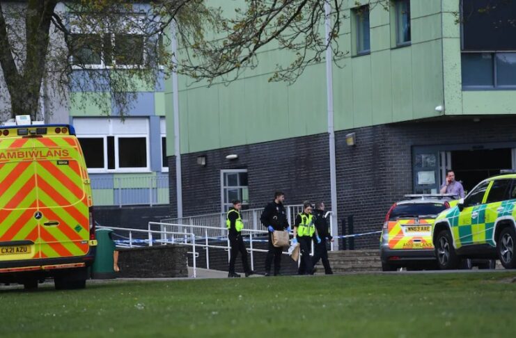 Poliția a confirmat că cele trei victime au fost tratate la spital pentru răni de înjunghiere în urma incidentului de la școala Amman Valley, din Carmarthenshire