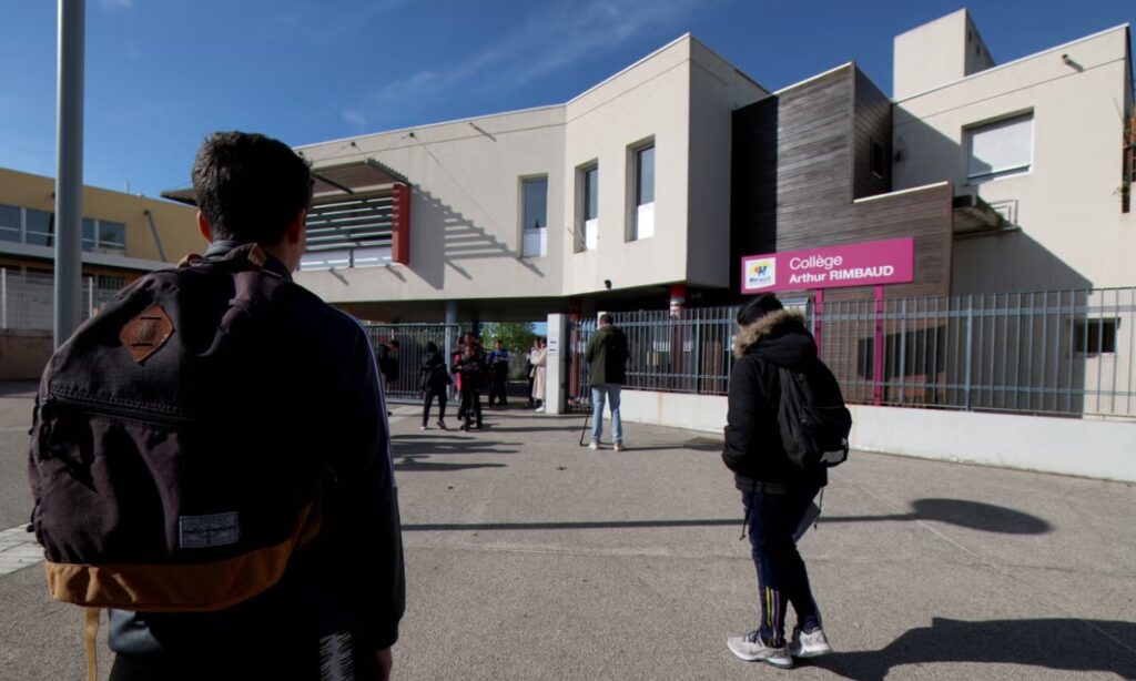 Fată de 14 ani, în comă după atacul unor adolescenți în afara unei școli din Franța