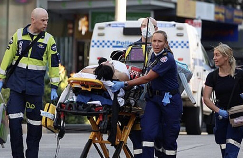 Atac cu armă albă la Sydney: Poliţista care l-a ucis pe atacator, elogiată de premierul australian