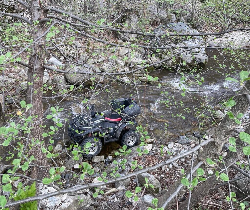 Gorj: Un bărbat a căzut cu un ATV într-un râu