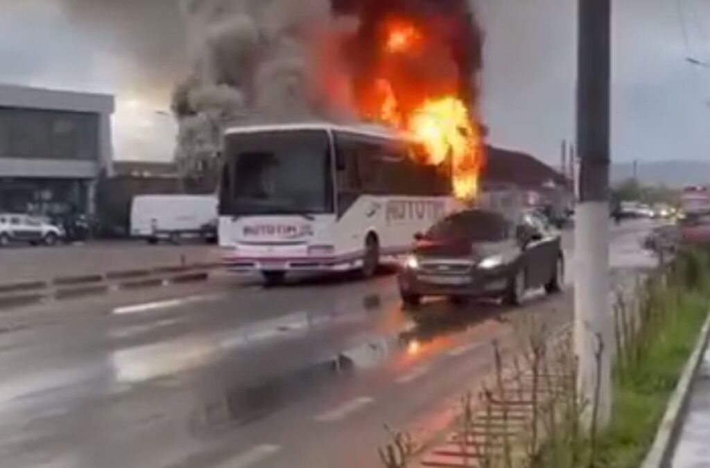 (VIDEO) Autobuz cu 30 de elevi, în flăcări la Moldova Nouă