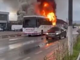 Autocar în flăcări pe o sosea din Caraş-Sverin