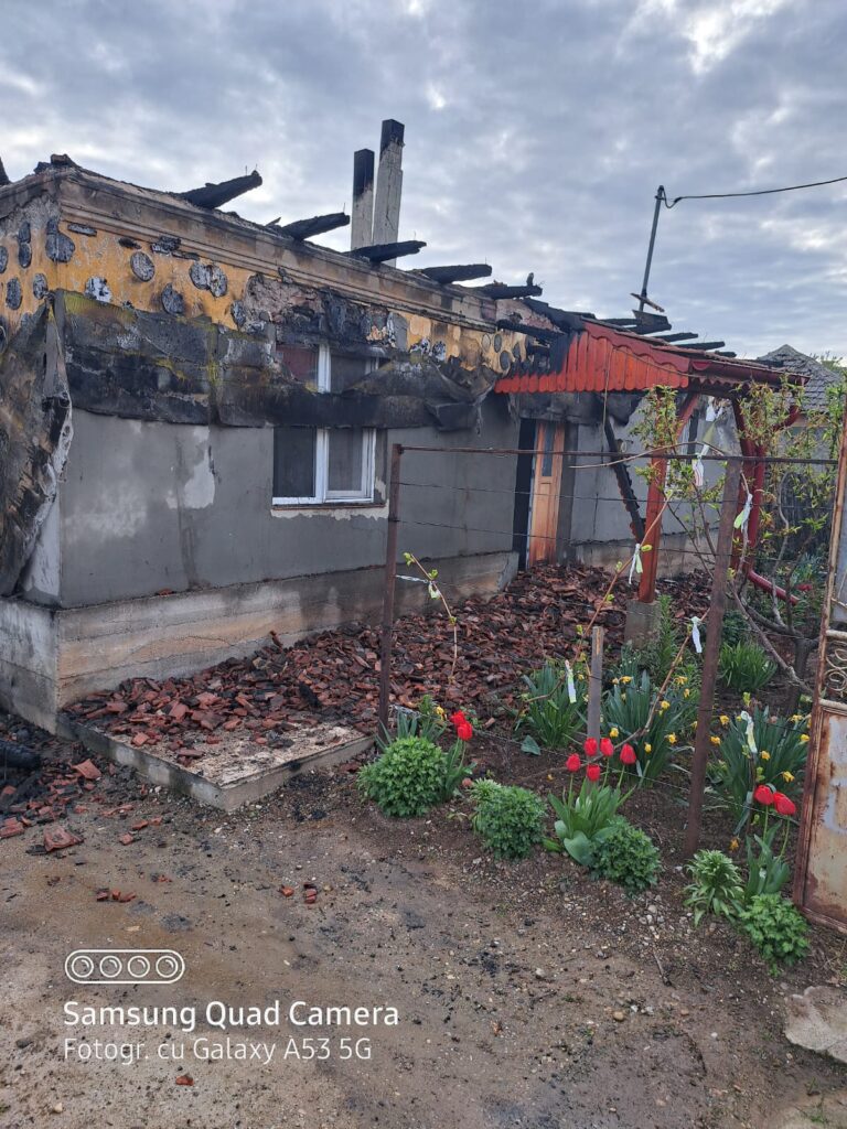 Cenuşă şi scrum a rămas din locul numit „acasă“.Georgiana a rămas fără rechizite cu trei luni înainte de Evaluarea Naţională