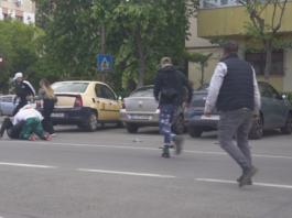 Patru tineri s-au bătut ziua în amiaza mare pe o stradă din Craiova
