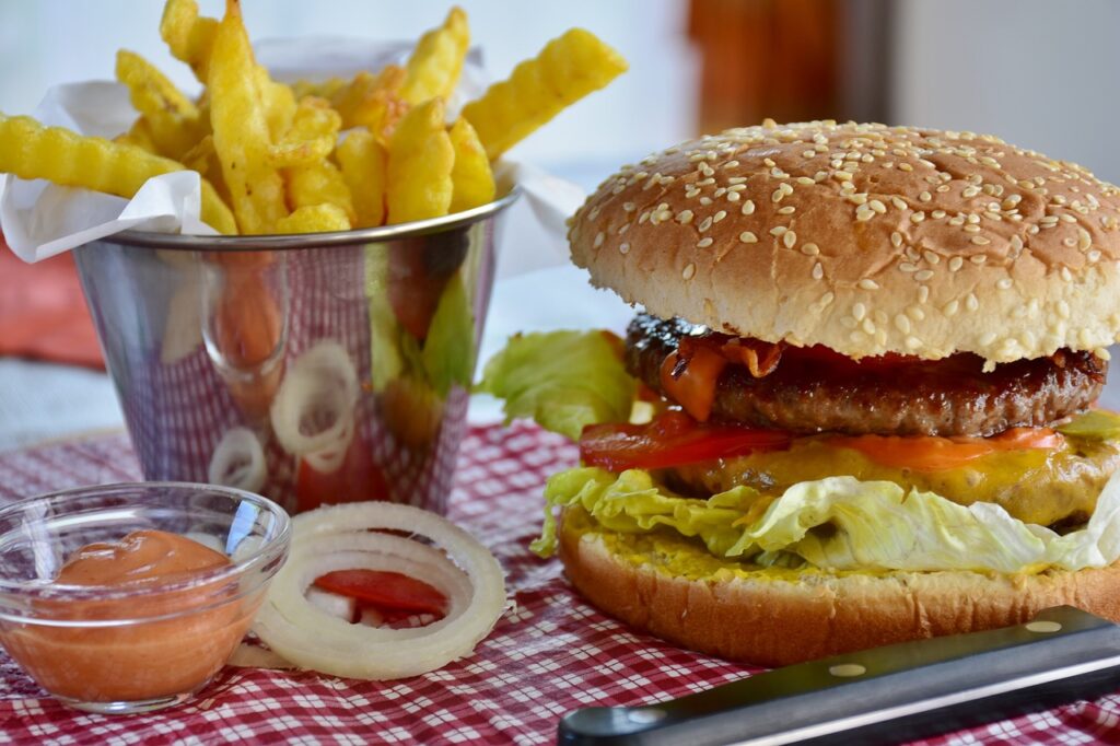 Ce se întâmplă în creierul adolescenţilor care mănâncă junk food
