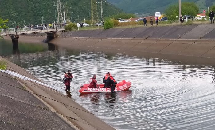 Ciobanul căzut în apa unui baraj din Hunedoara a fost găsit mort