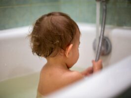 Un copil de doi ani s-a opărit după ce a umblat la robinet în timp ce mama îi făcea baie