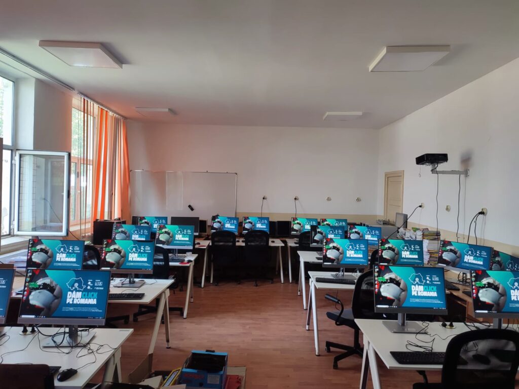 Dăm Click pe România a dat startul înscrierilor prin care școlile, liceele, grădinițele și asociațiile pot primi calculatoare