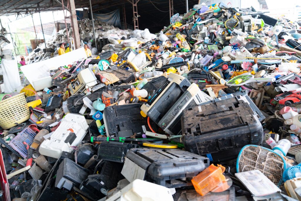 Omenirea produce anual peste 60 miliarde de kilograme de deșeuri electrice