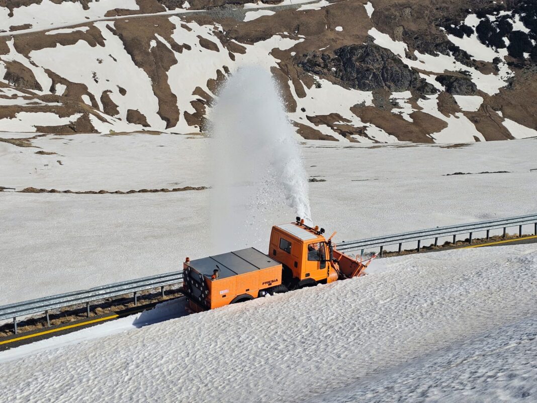 Drumarii au deszăpezit nouă kilometri din Transalpina