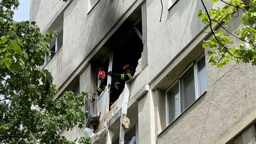 Un bărbat a suferit arsuri la mâini şi la picioare după o explozie, urmată de incendiu, într-un bloc din Iaşi