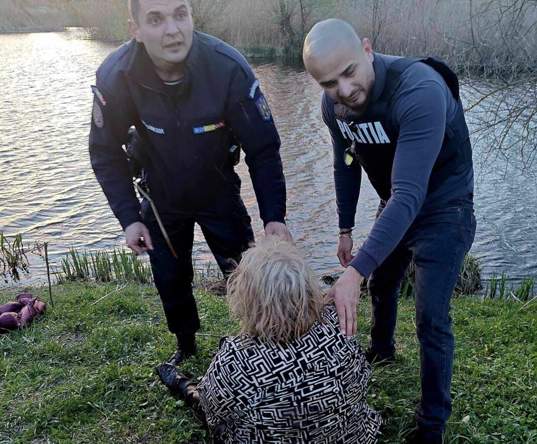 O femeie care a încercat să se sinucidă aruncându-se într-un lac a fost salvată de jandarmi şi poliţişti