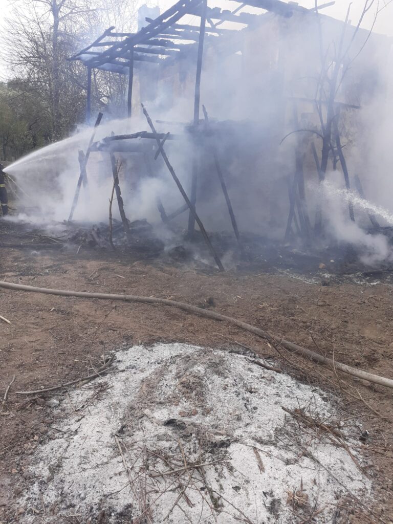 Vâlcea.O casă a luat foc de la un incendiu de vegetație