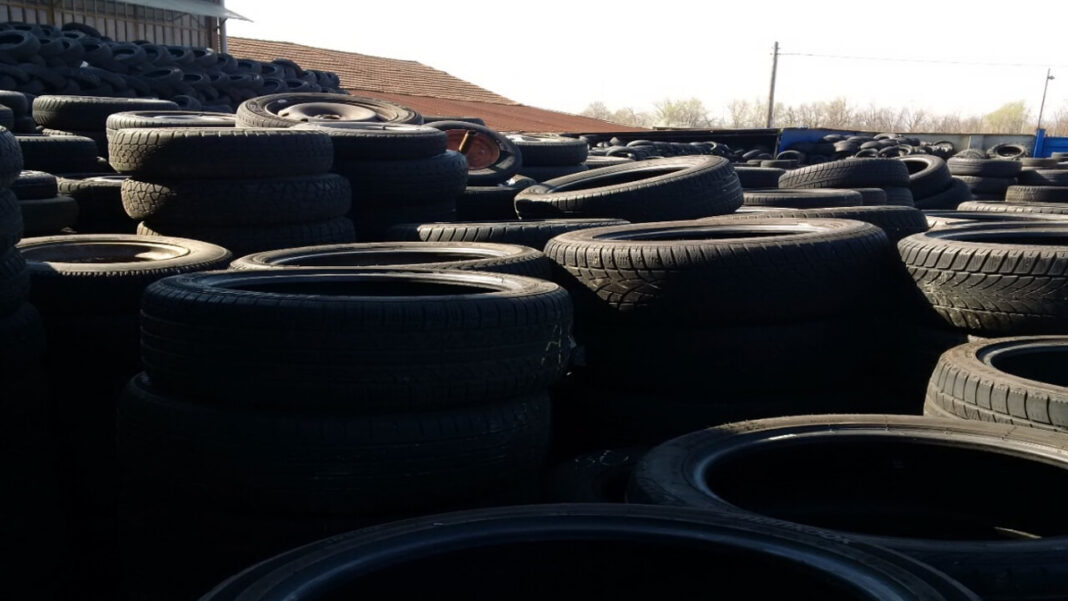 Un grup de români a importat ilegal din Italia 800 de tone de anvelope