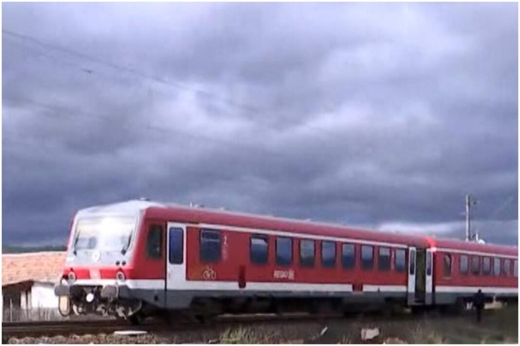 O fată de 7 ani și un bărbat, loviți de tren