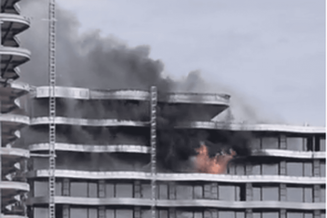 Incendiu puternic la fațada unui bloc în construcție