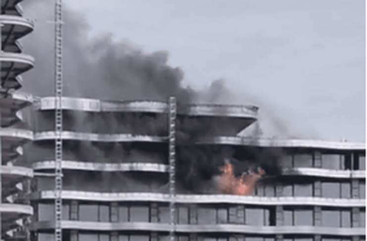 Incendiu puternic la fațada unui bloc în construcție