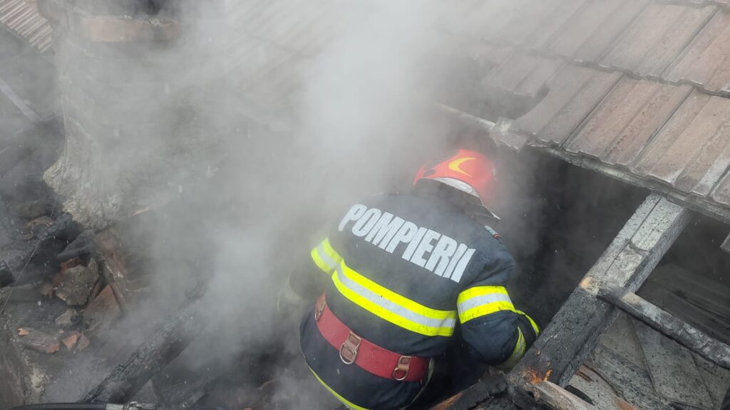 (VIDEO) La Pleșoi arde Primăria
