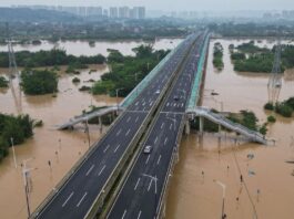 Drumuri inundate în urma ploilor abundente în Qingyuan, provincia Guangdong, China, pe 22 aprilie 2024 (Tingshu Wang/Reuters)