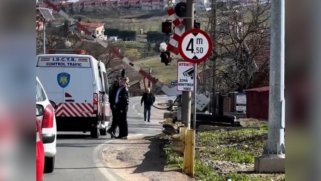 O maşină a inspectorilor de la Controlul Traficului, la un pas de a fi lovită de tren