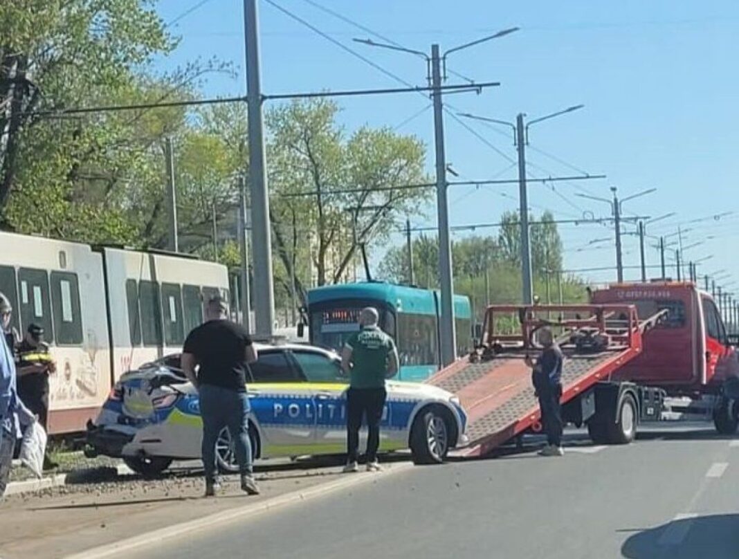 Maşină de poliţie, lovită de un tramvai la Galaţi