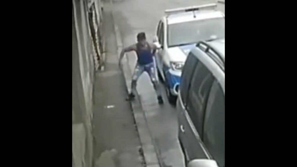 (VIDEO) Un hunedorean a înțepat, cu cuțitul, roțile mașinii de poliție