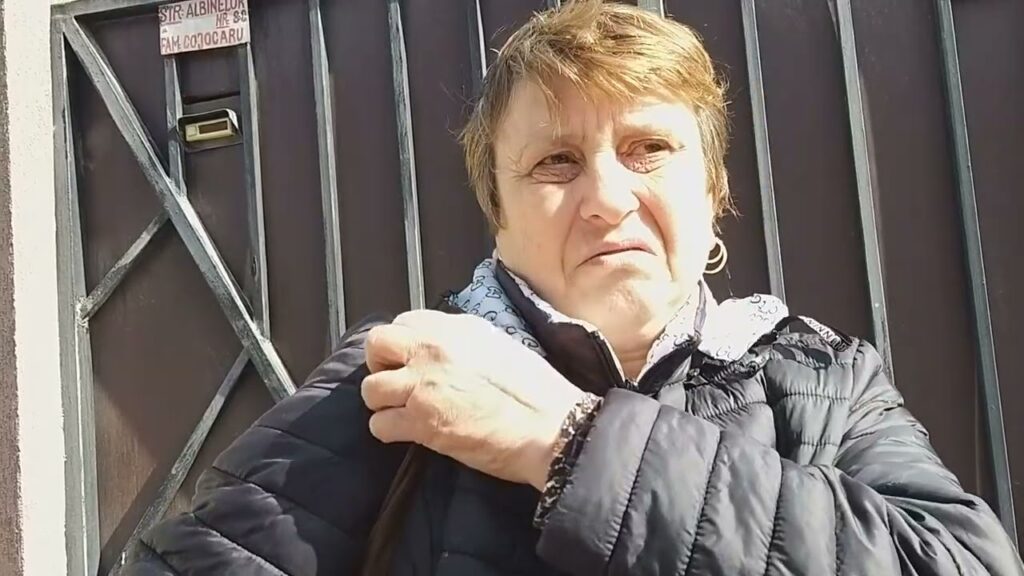 Locatarii din blocul care a explodat s-au întors după haine şi documente.Pompierii caută sursa exploziei care a ucis o femeie și a spulberat pereții blocului