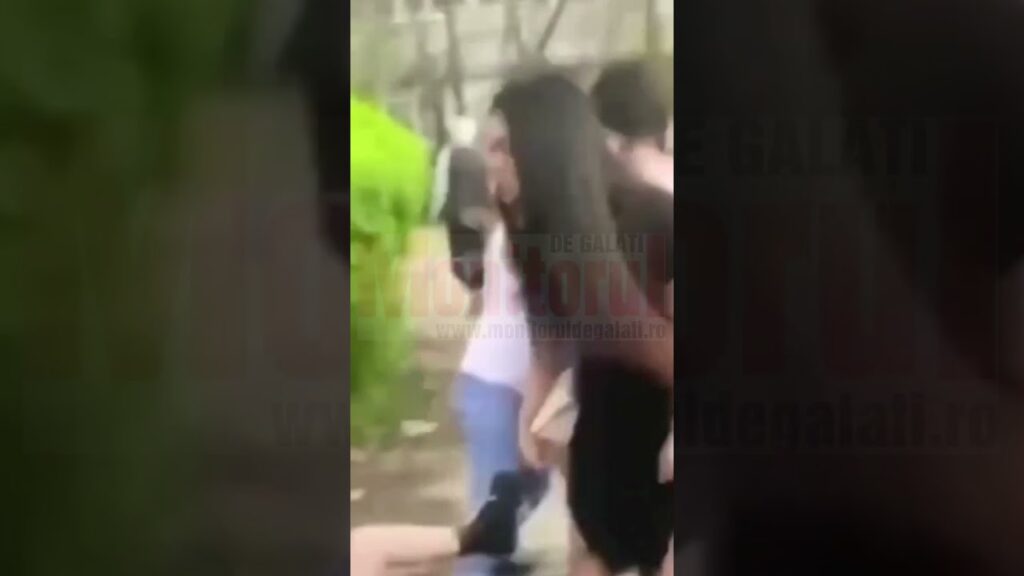 (VIDEO) Două fete de 13 ani, bătute de mai multe adolescente