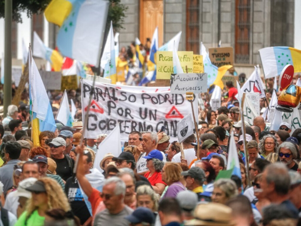 (VIDEO) Mii de persoane au protestat în Insulele Canare din Spania pentru turismul de masă