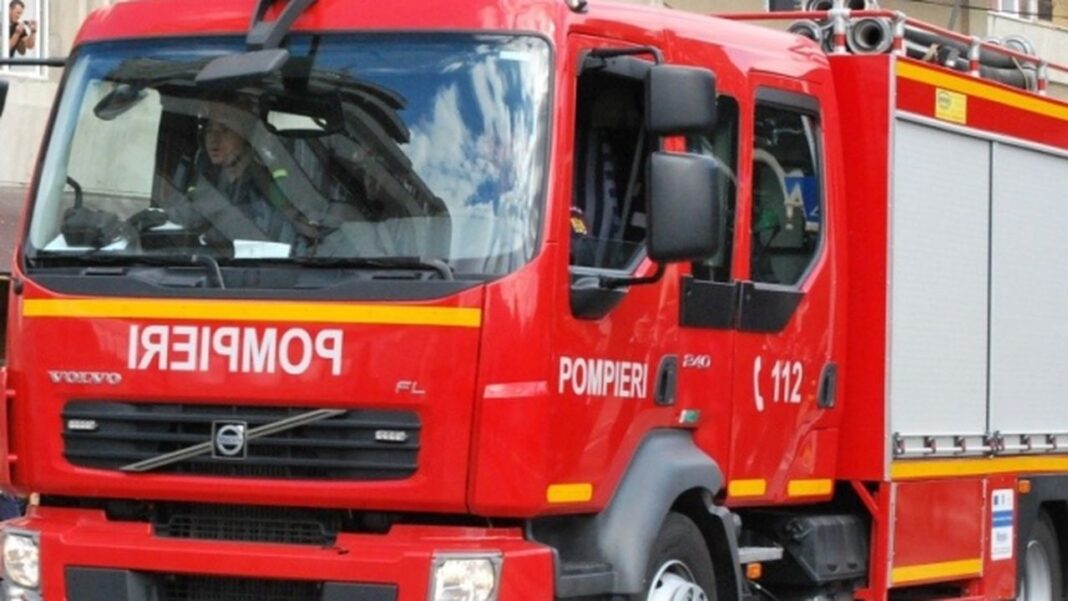 Incendiu izbucnit într-un bloc. Trei persoane primesc îngrijiri medicale