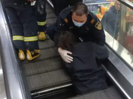 O femeie a ajuns în stare gravă la spital, după ce a rămas blocată într-o scară rulantă