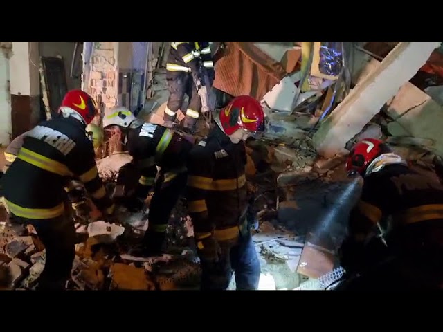 (VIDEO) Craiova: S-au reluat căutările la blocul unde o explozie a spulberat o parte a etajului 1