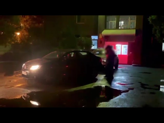 (VIDEO) Doi tineri, reținuți după ce au furat dintr-un magazin din Craiova